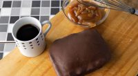 como fazer calda de caramelo caseira