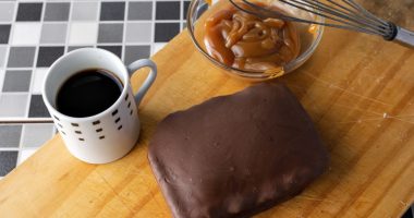 como fazer calda de caramelo caseira